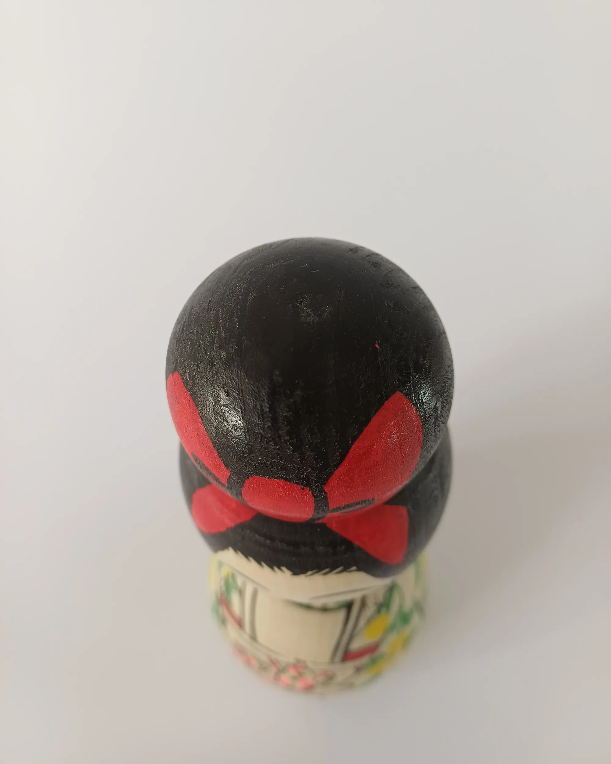 Kokeshi Tōgatta "Mimosa" de Komatsu Rika 小松里佳 - 15cm – Image 5