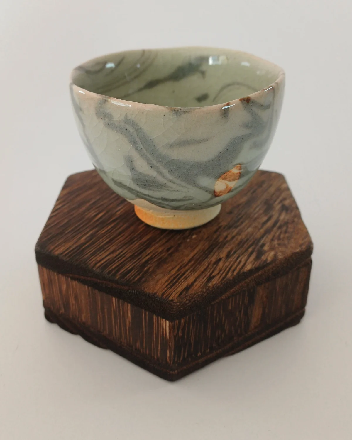 Coupe à saké en neriage, Guinomi, par Tsukioka Saburō 月岡三郎 – Image 6